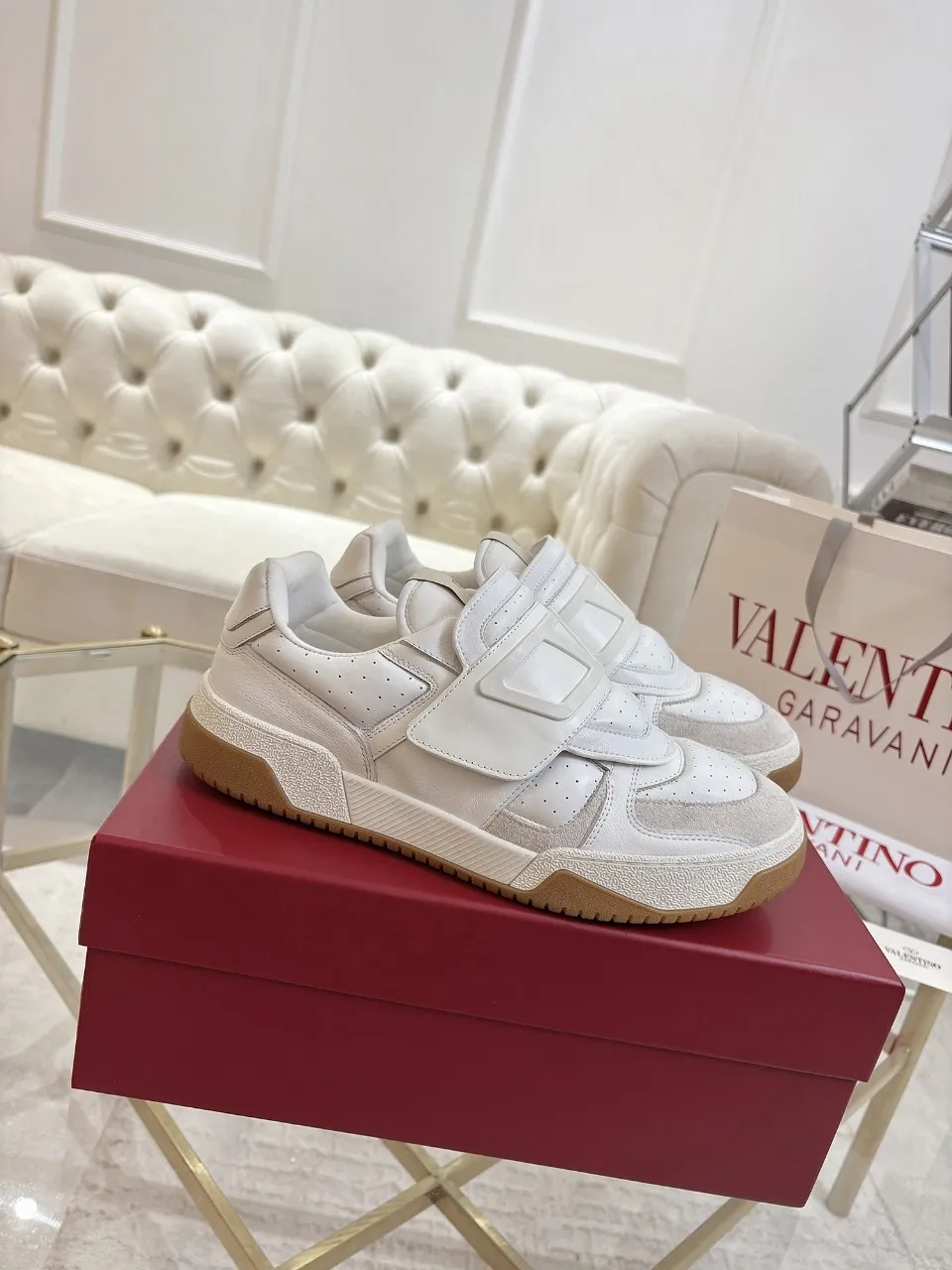 👟👟Ex-factory price 640👟👟 🔺Valentino🔺 Valentino casual shoes! Top version!  Purchase the original version and develop it 1:1! Lasting technology, classic splicing, fashionable and versatile, 🎁Full set of packaging at the same time at the counter. Fabric: customized cowhide + super soft sheepskin + mercerized cow suede. Lining: original double-sided velvet + breathable mesh. Outsole: original TPU material outsole, non-slip and wear-resistant. Code number: men 39~46